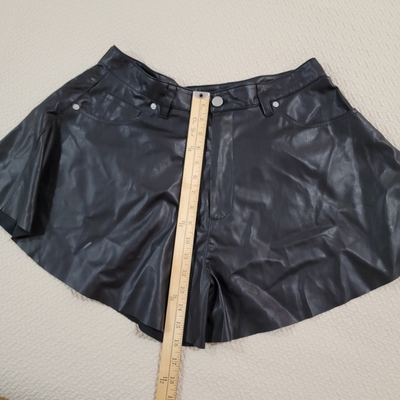 Blank NYC Black Faux Leather Shorts Flouncy Vegan Size 31 - Picture 5 of 14